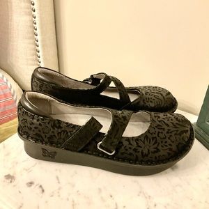 Alegría size 7. Black nursing shoes